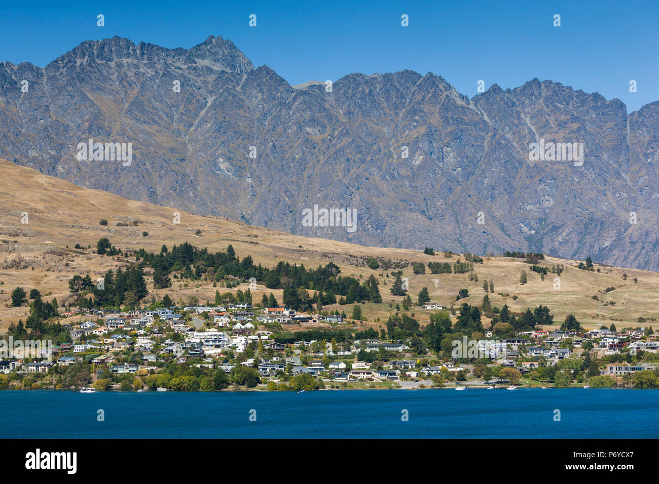 Nouvelle Zélande, île du Sud, de l'Otago, Queenstown, vue sur la ville avec les Montagnes Remarkables Banque D'Images