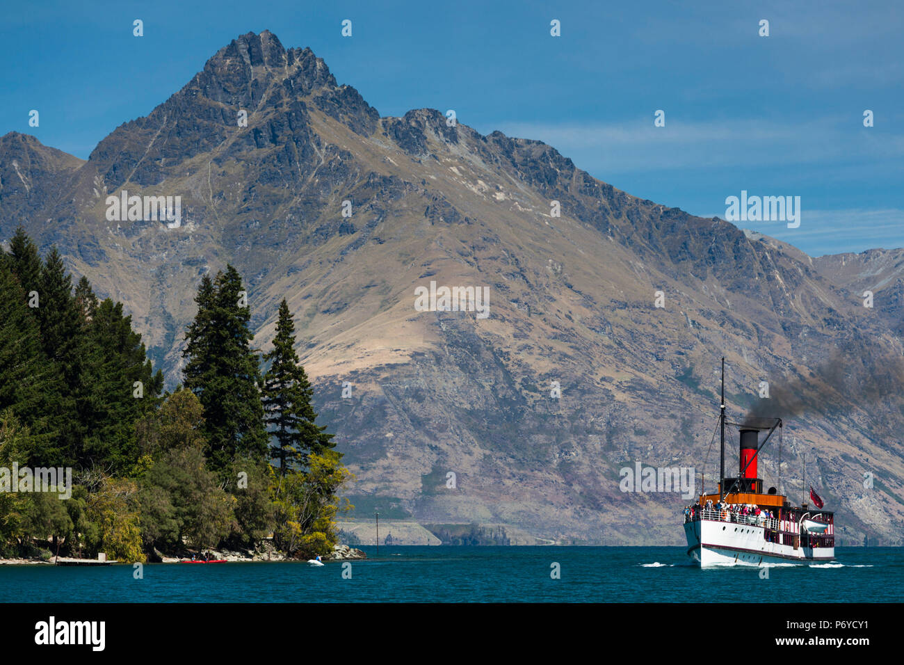 Nouvelle Zélande, île du Sud, Otago, Queenstown, les Montagnes Remarkables avec le bateau à vapeur TSS Earnslaw Banque D'Images