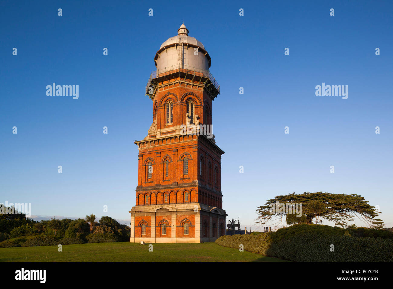 Nouvelle Zélande, île du Sud, Southland, Invercargill, la tour d'eau, construit 1888, Dawn Banque D'Images
