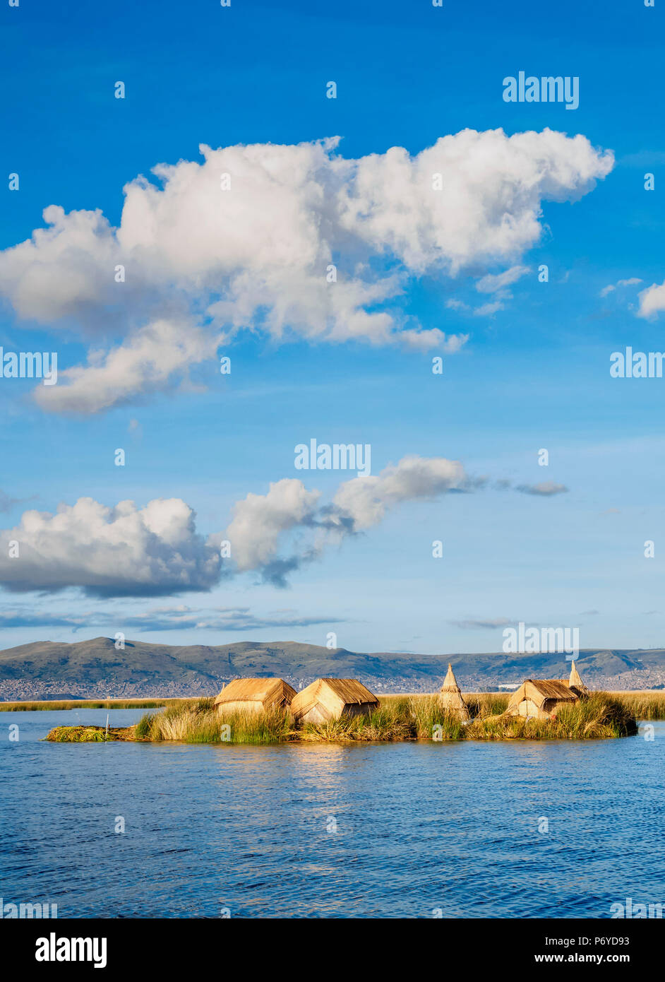 Uros Île flottante, le Lac Titicaca, région de Puno, Pérou Banque D'Images