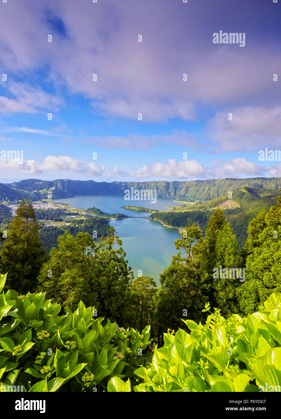 Le Portugal, Azores, Sao Miguel, municipalité de Ponta Delgada, Sete Cidades, elevated view de la Lagoa das Sete Cidades. Banque D'Images