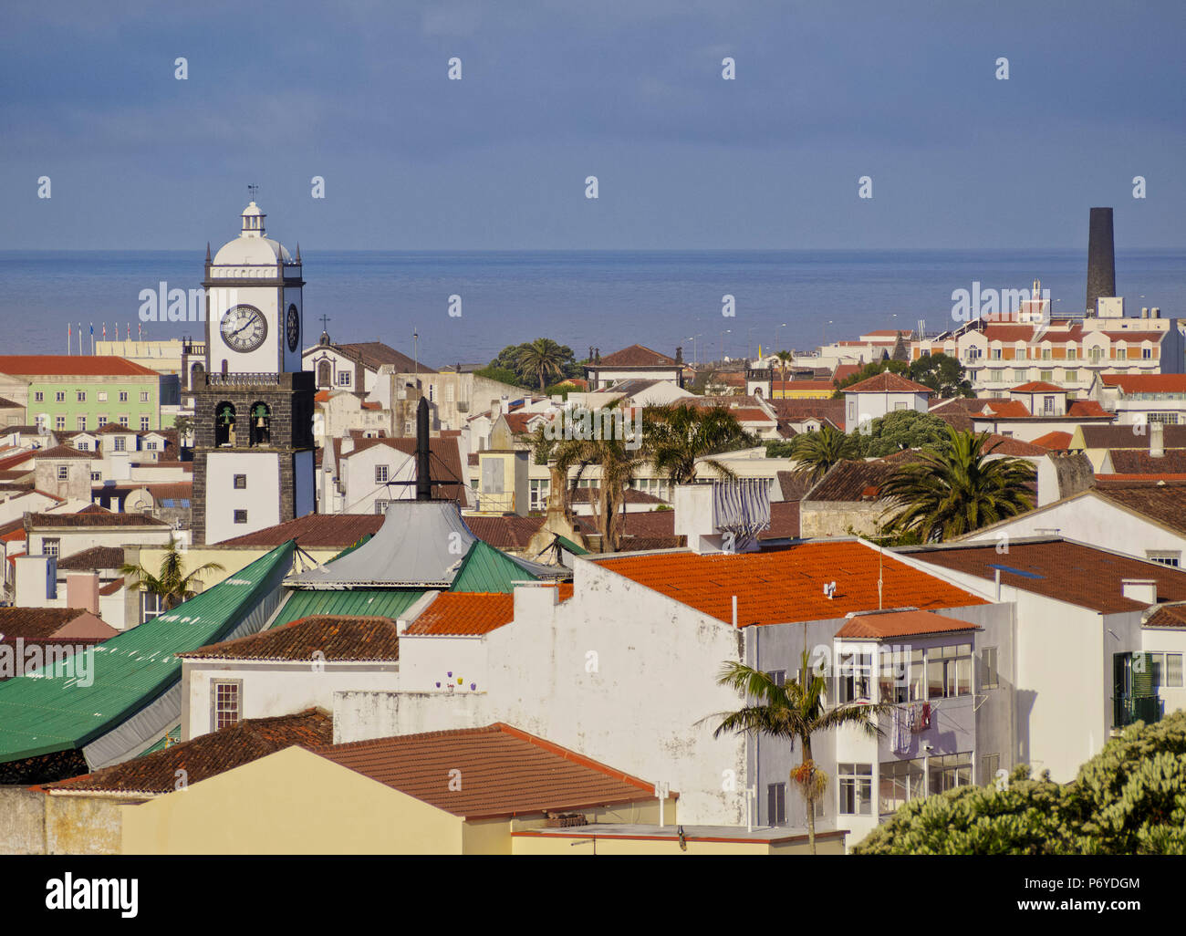 Le Portugal, Azores, Sao Miguel, Ponta Delgada, augmentation de la vue sur la vieille ville. Banque D'Images