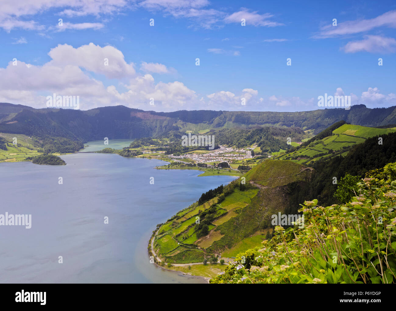Le Portugal, Azores, Sao Miguel, municipalité de Ponta Delgada, Sete Cidades, elevated view de la Lagoa das Sete Cidades. Banque D'Images