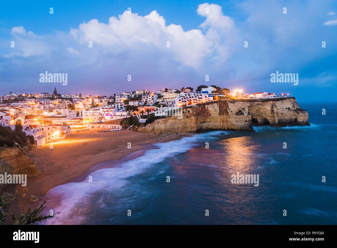 Carvoeiro, Lagoa, Algarve, Portugal. Les lumières de la ville au crépuscule. Banque D'Images