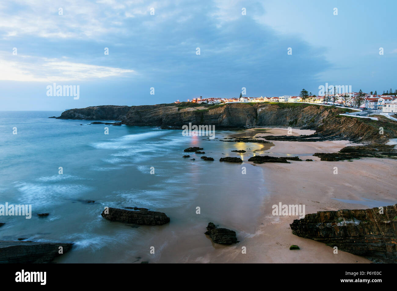 La plage de Zambujeira do Mar au crépuscule. Alentejo, Portugal Banque D'Images