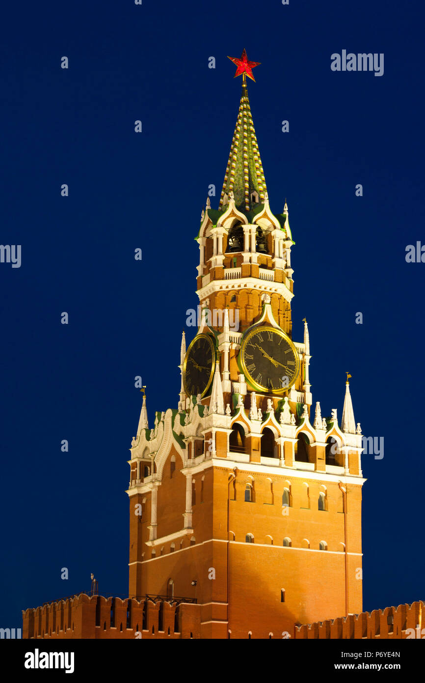 La Russie, de l'oblast de Moscou, Moscou, la Place rouge, Kremlin, Kremlin Spasskaya Bashnya, soir Banque D'Images