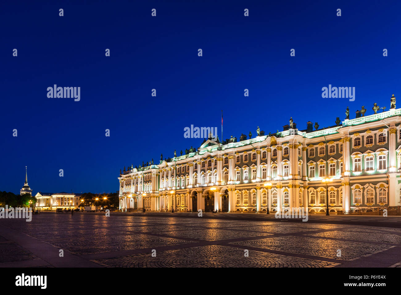 La Russie, Saint-Pétersbourg, Centre, Palais d'hiver, Musée de l'Ermitage, la Place Dvortsovaya, soir Banque D'Images