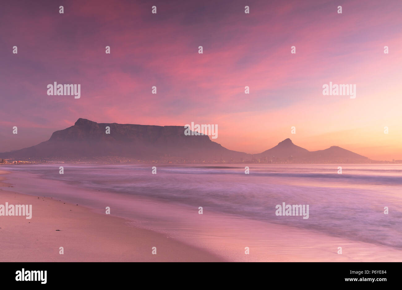 Vue de la Table Mountain à partir de Milnerton plage au coucher du soleil, Cape Town, Western Cape, Afrique du Sud Banque D'Images