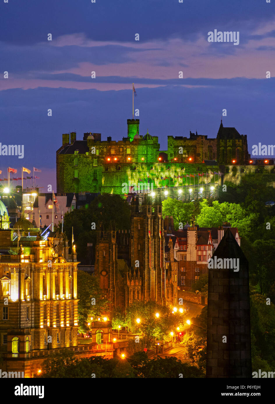 Royaume-uni, Ecosse, Lothian, Édimbourg, Vieille Ville et le château d'Édimbourg allumé pendant le tattoo militaire Afficher la vue de la Calton Hill. Banque D'Images