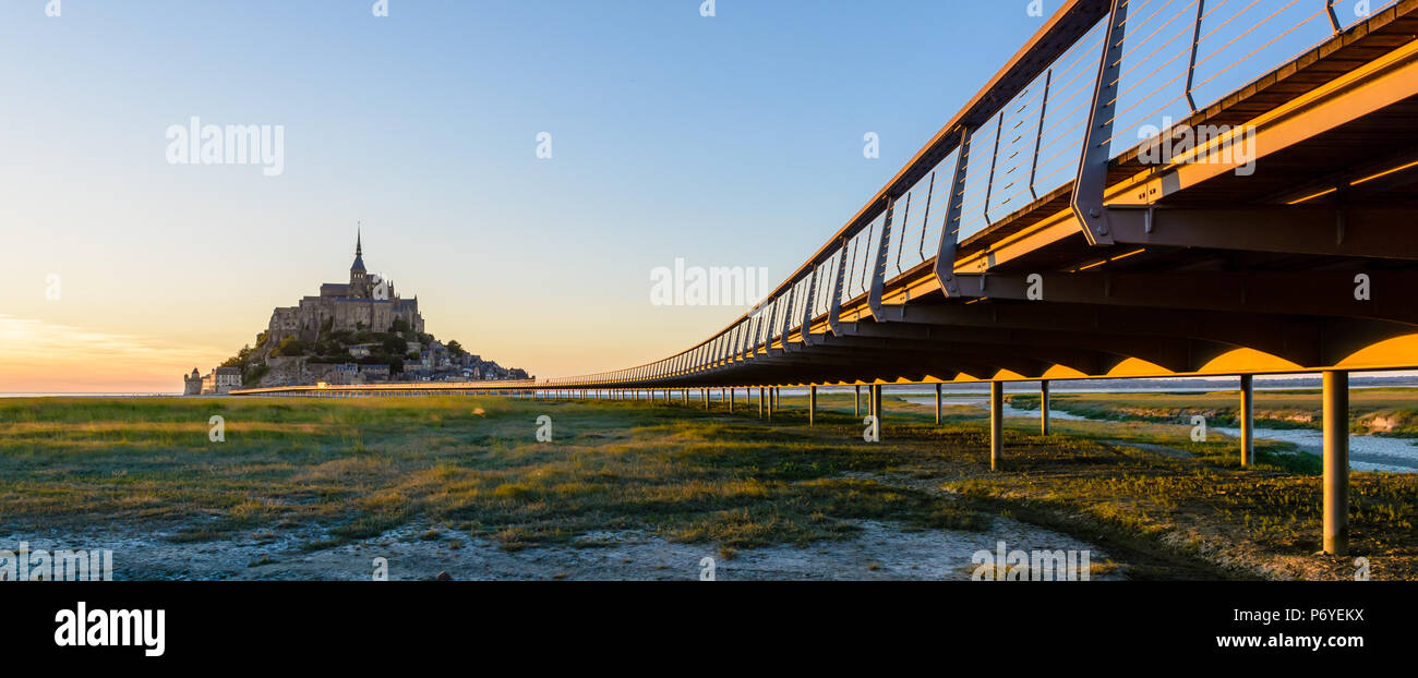 Vue panoramique sur le Mont Saint-Michel, l'île de marée au coucher du ...