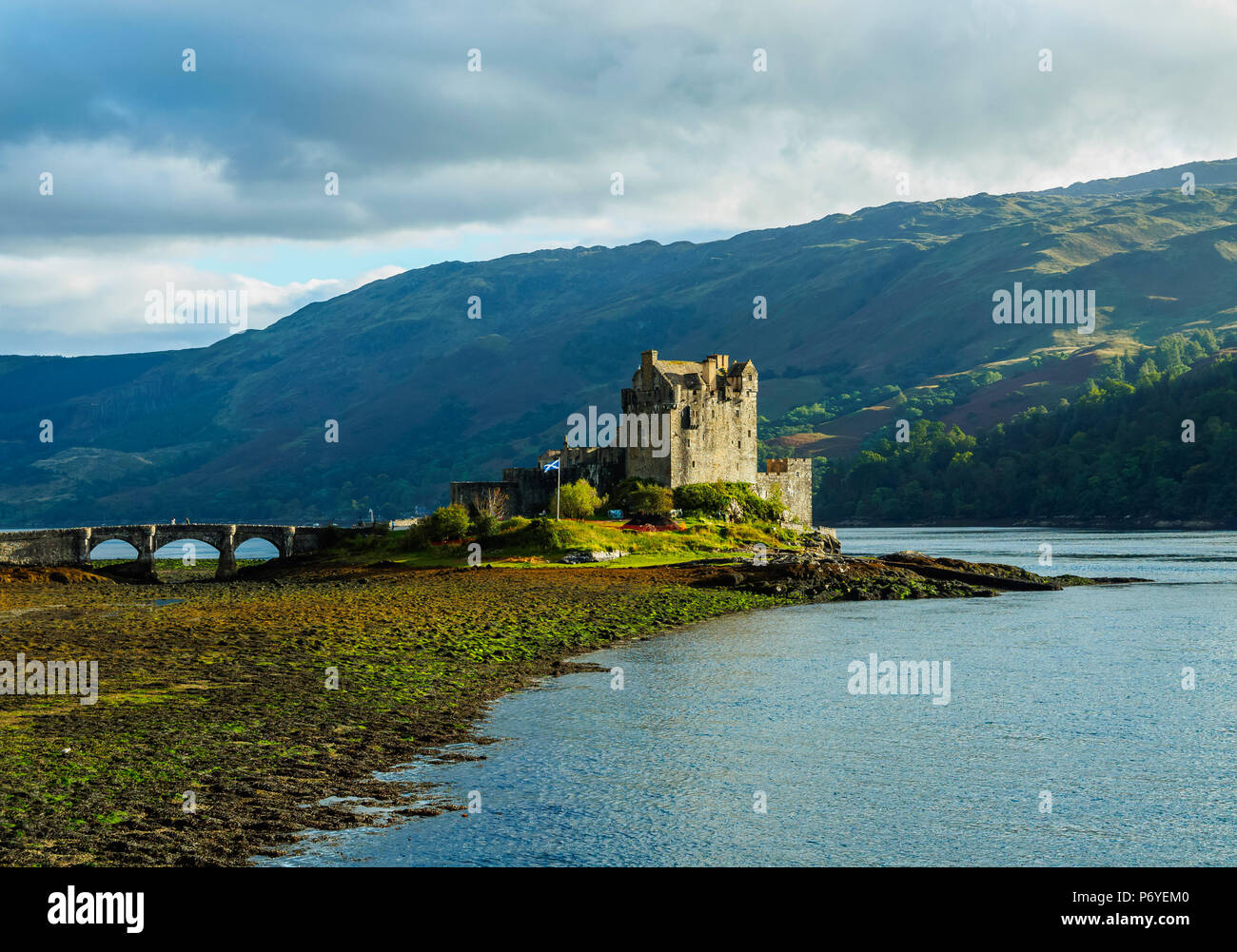 Royaume-uni, Ecosse, Highlands, Dornie, vue sur le château d'Eilean Donan. Banque D'Images
