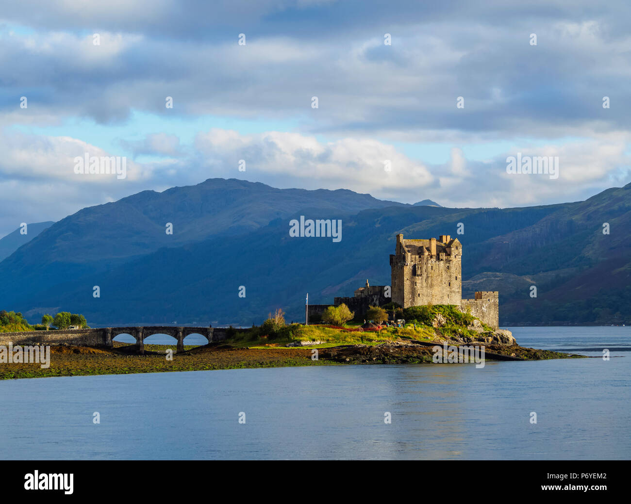 Royaume-uni, Ecosse, Highlands, Dornie, vue sur le château d'Eilean Donan. Banque D'Images