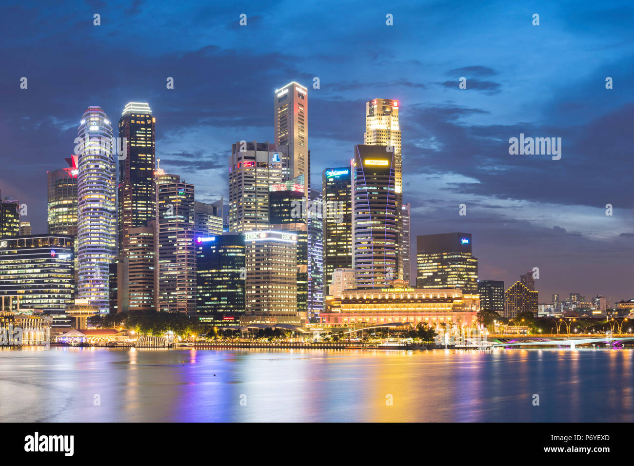 Singapour, République de Singapour, en Asie du sud-est. Gratte-ciel à Marina Bay au crépuscule. Banque D'Images