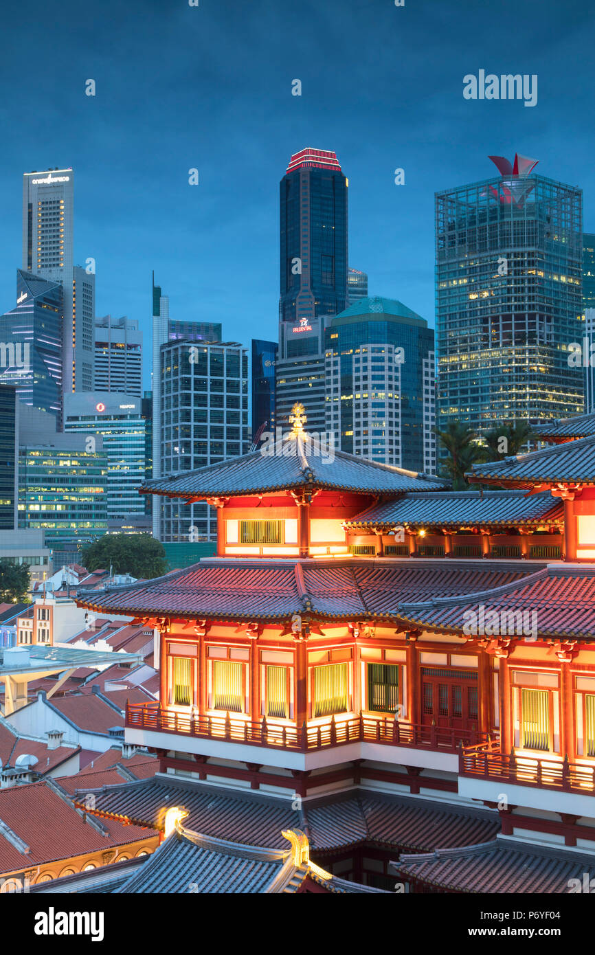 Buddha Tooth Relic Temple et gratte-ciel au crépuscule, Chinatown, Singapour Banque D'Images