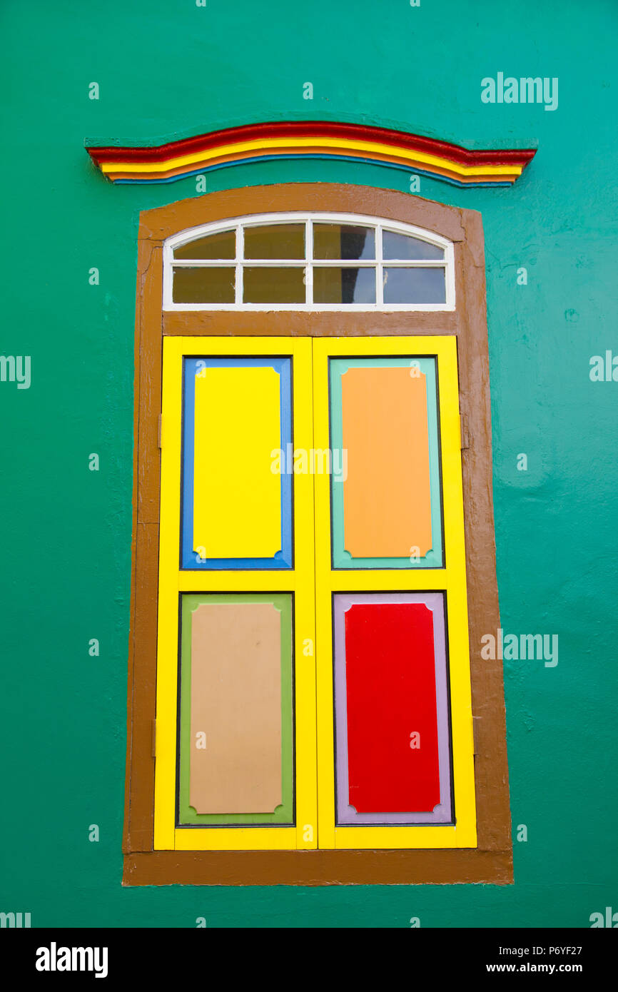 Volets colorés de villa dans Little India, Singapour Banque D'Images