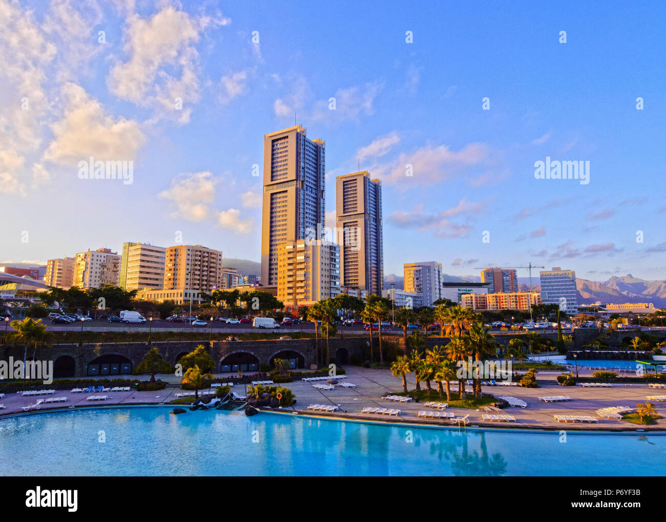L'Espagne, Iles Canaries, Tenerife, Santa Cruz de Tenerife, l'horizon de la ville de Torres de Santa Cruz et Parque Maritimo Cesar Manrique. Banque D'Images