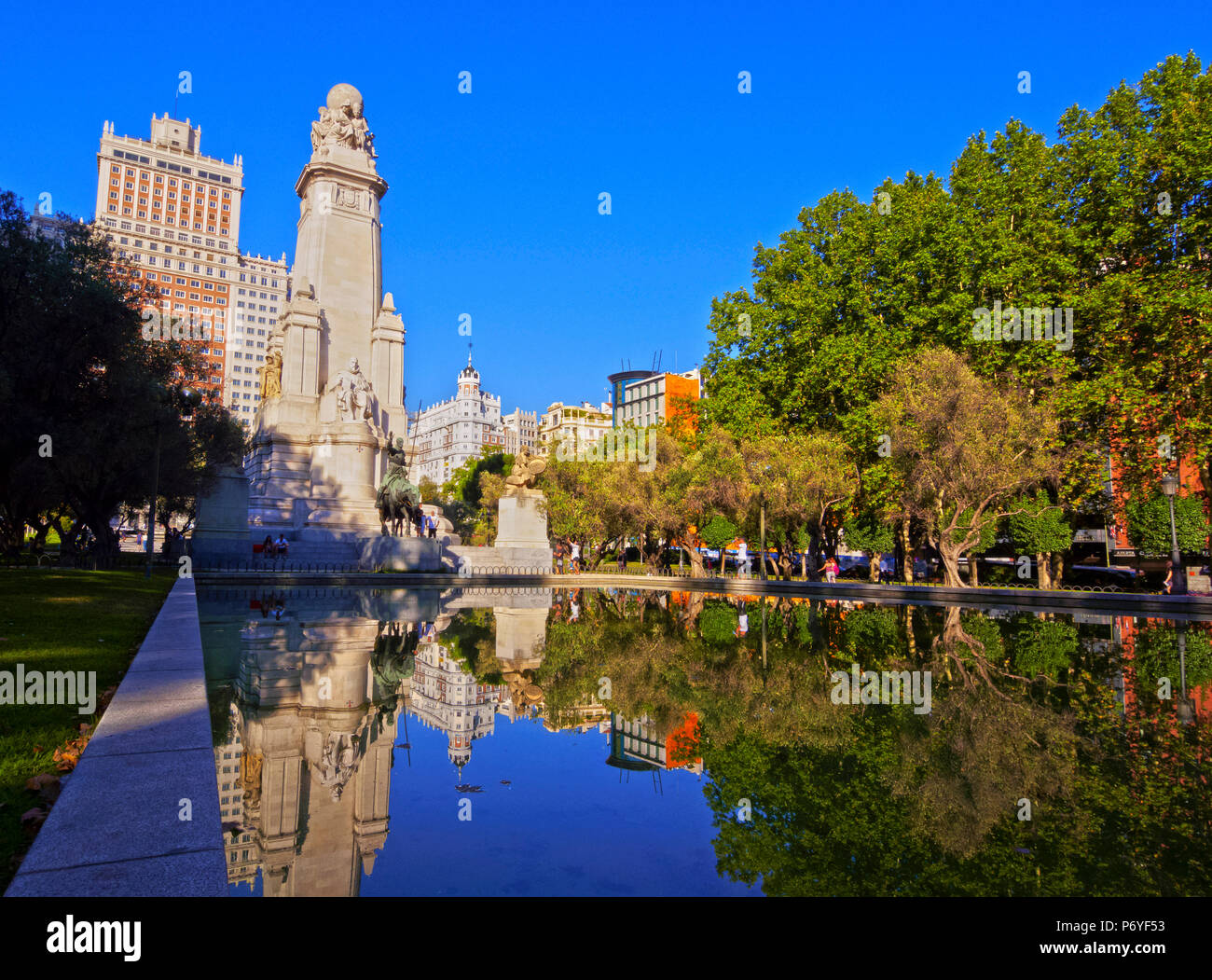 Espagne, Madrid, Parque del Oeste, vue de l'Miguel de Cervantes Saavedra Monument situé sur la Plaza España. Banque D'Images