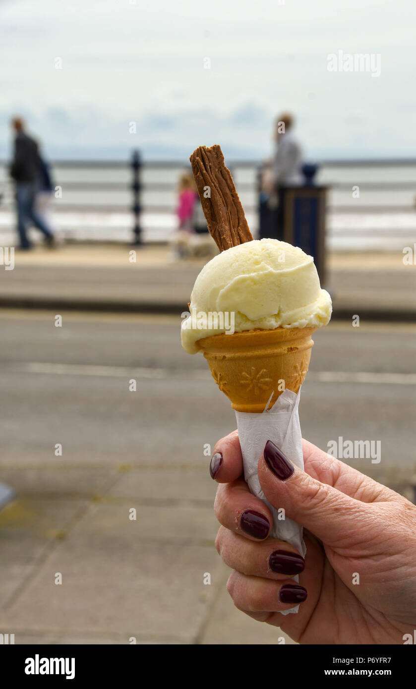 Vue rapprochée d'un cornet de crème glacée à la vanille avec un insert chocolat Banque D'Images