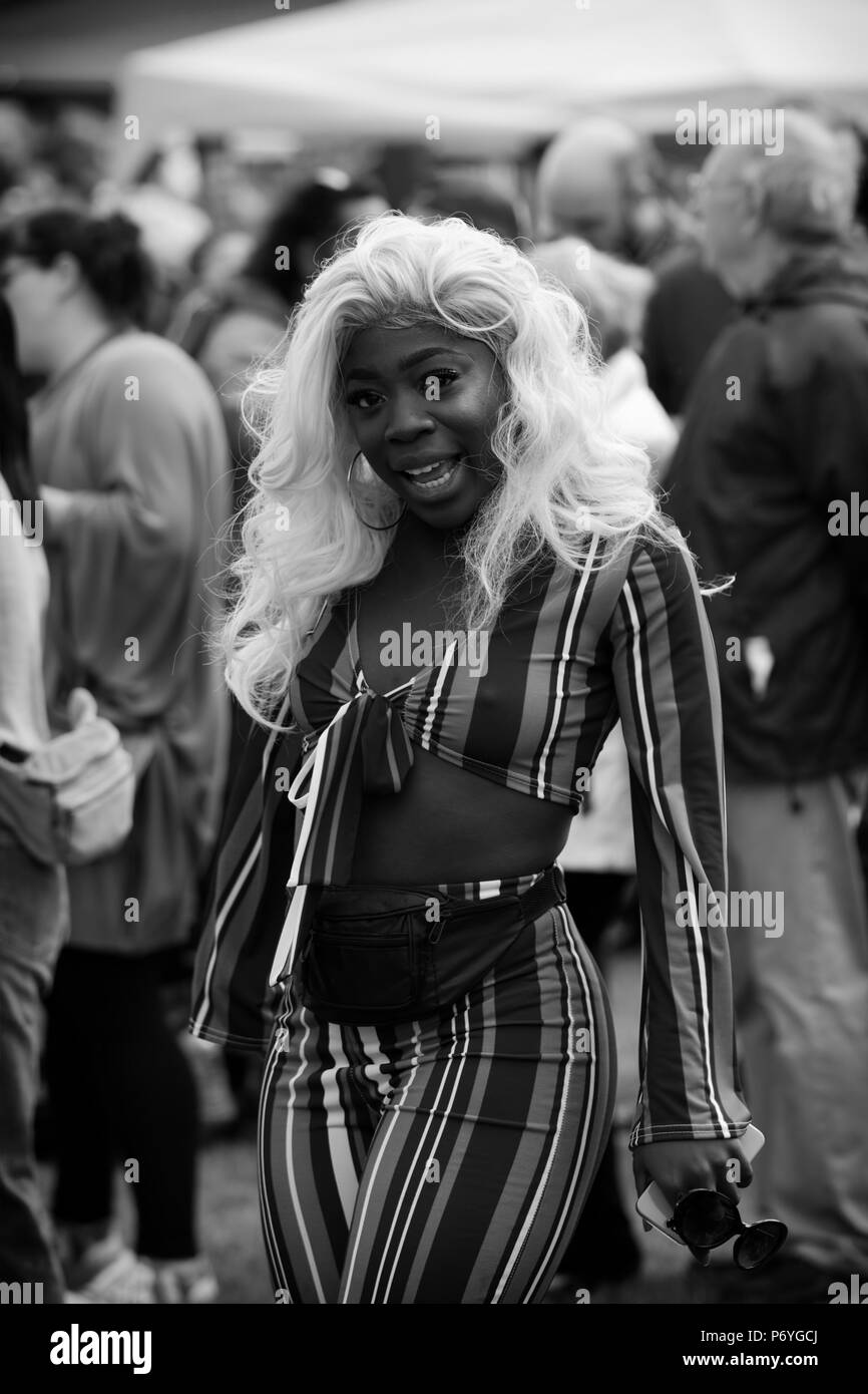 L'image monochrome candide de personnes dans la foule à l'Afrique 2018 Oye music festival à Sefton Park, Liverpool. Banque D'Images