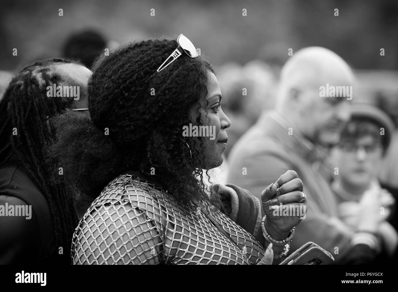 L'image monochrome candide d'une belle noire avec des cheveux bouclés à l'Afrique 2018 Oye music festival à Sefton Park, Liverpool. Banque D'Images