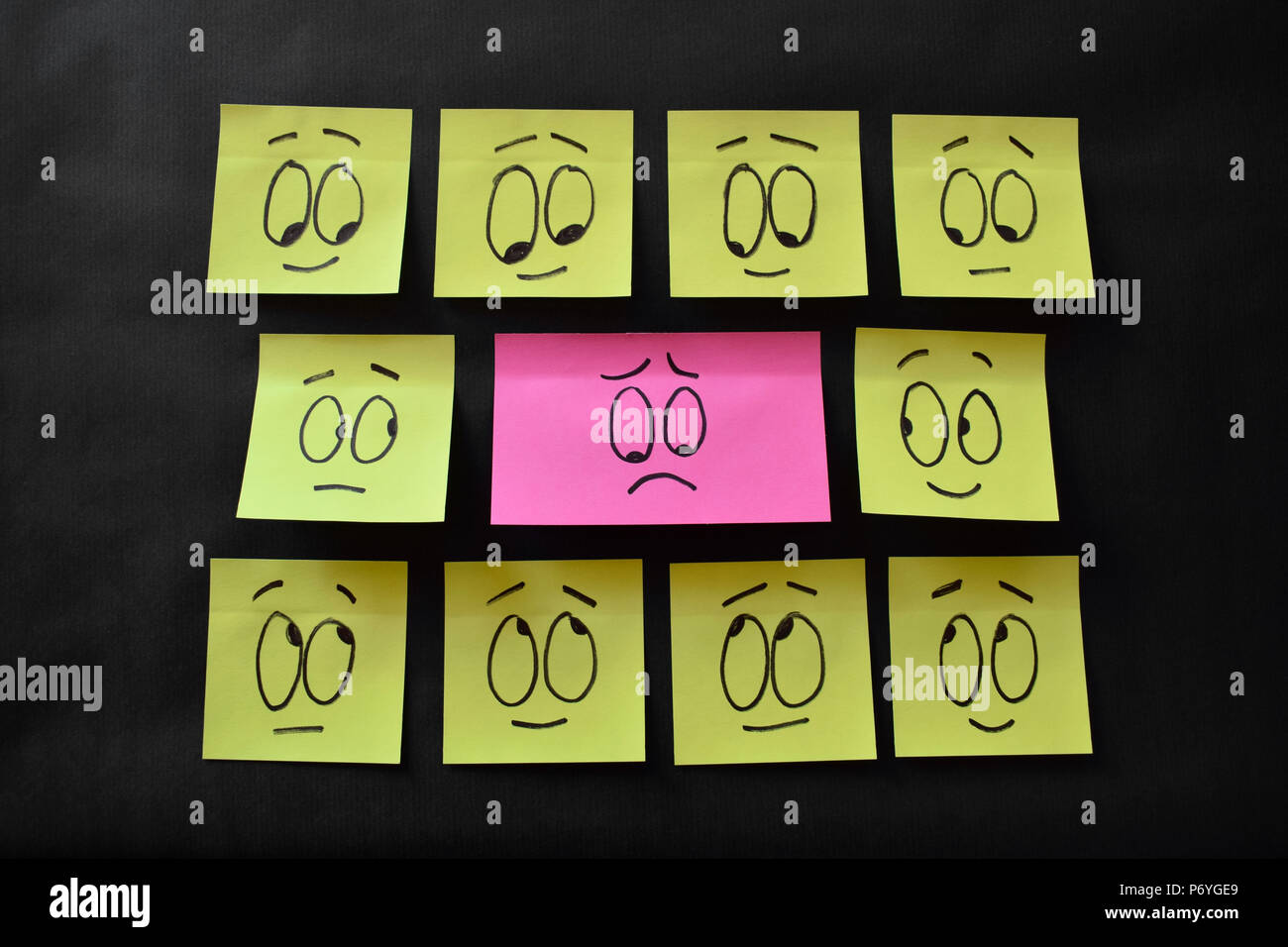 La peur, l'anxiété sociale ou phobie persistante. Le résumé montre métaphore visuelle de personne avec l'effroi d'étape faisant usage de la couleur. Coloré. Jaune et rose. Banque D'Images