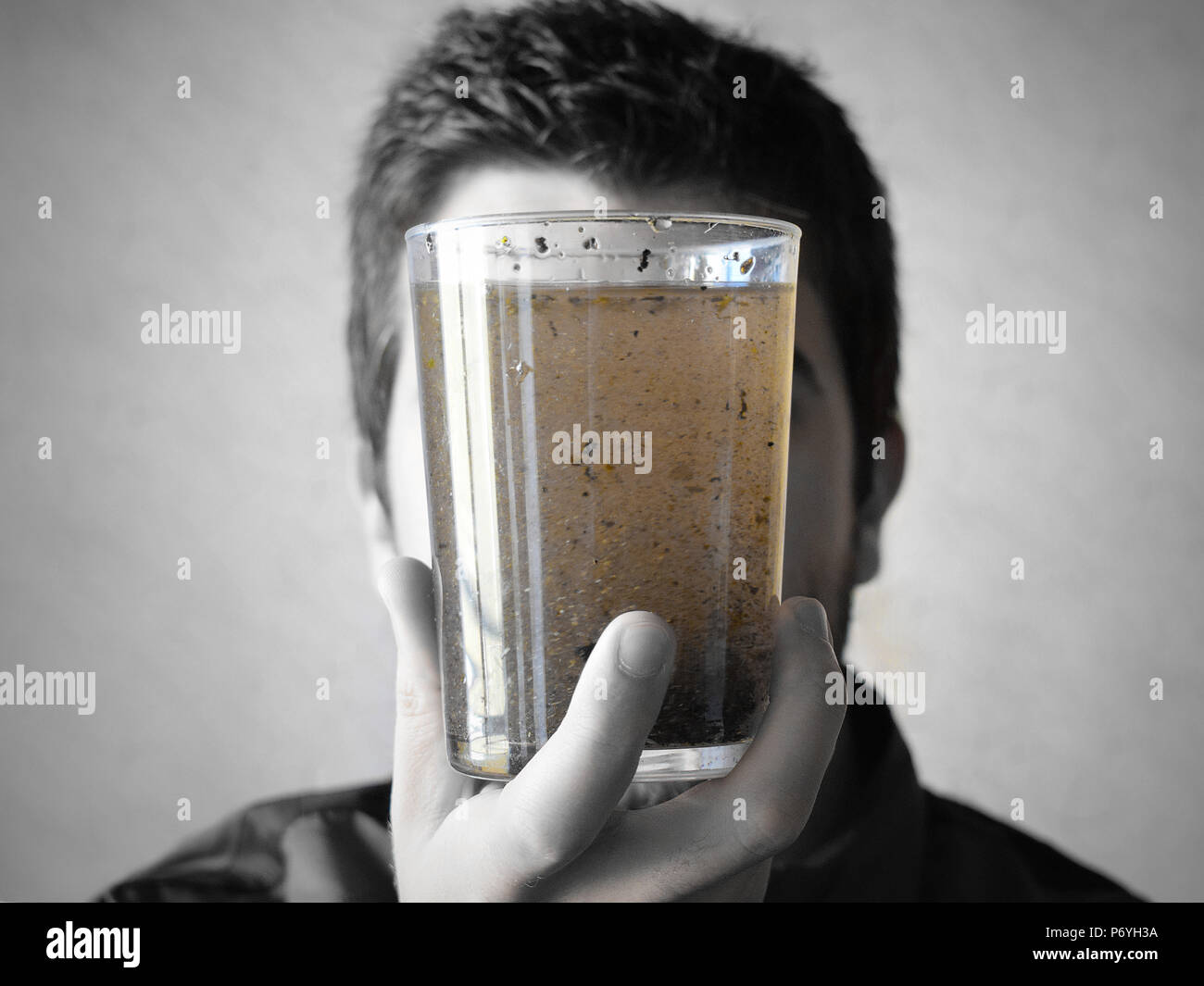 Le stress émotionnel. Esprit confus. L'anxiété. La métaphore conceptuelle montre personne avec un verre d'eau trouble et pas clair symbolisant l'a souligné l'esprit. Banque D'Images