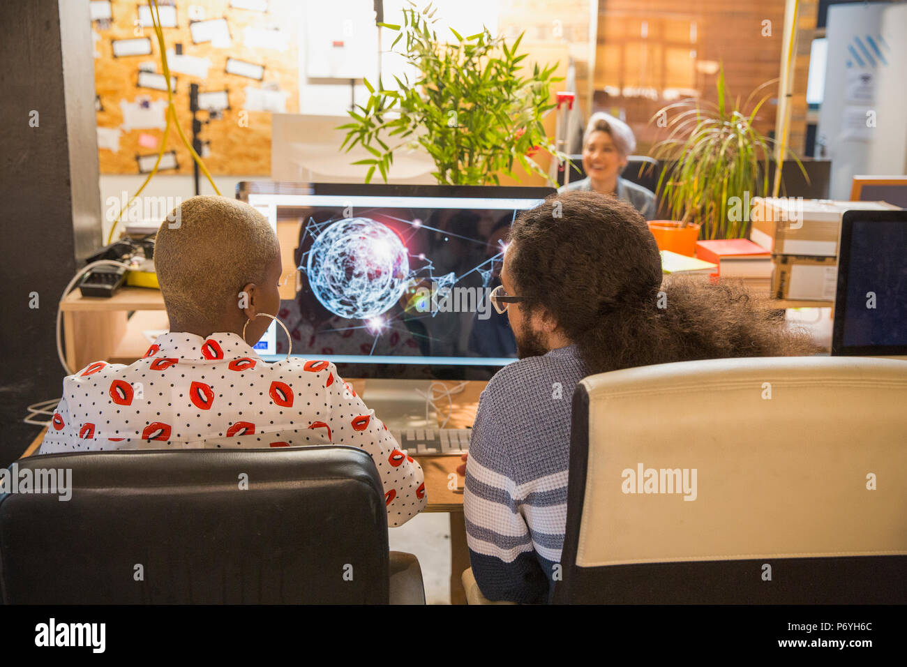Les graphistes travaillant au computer in office Banque D'Images