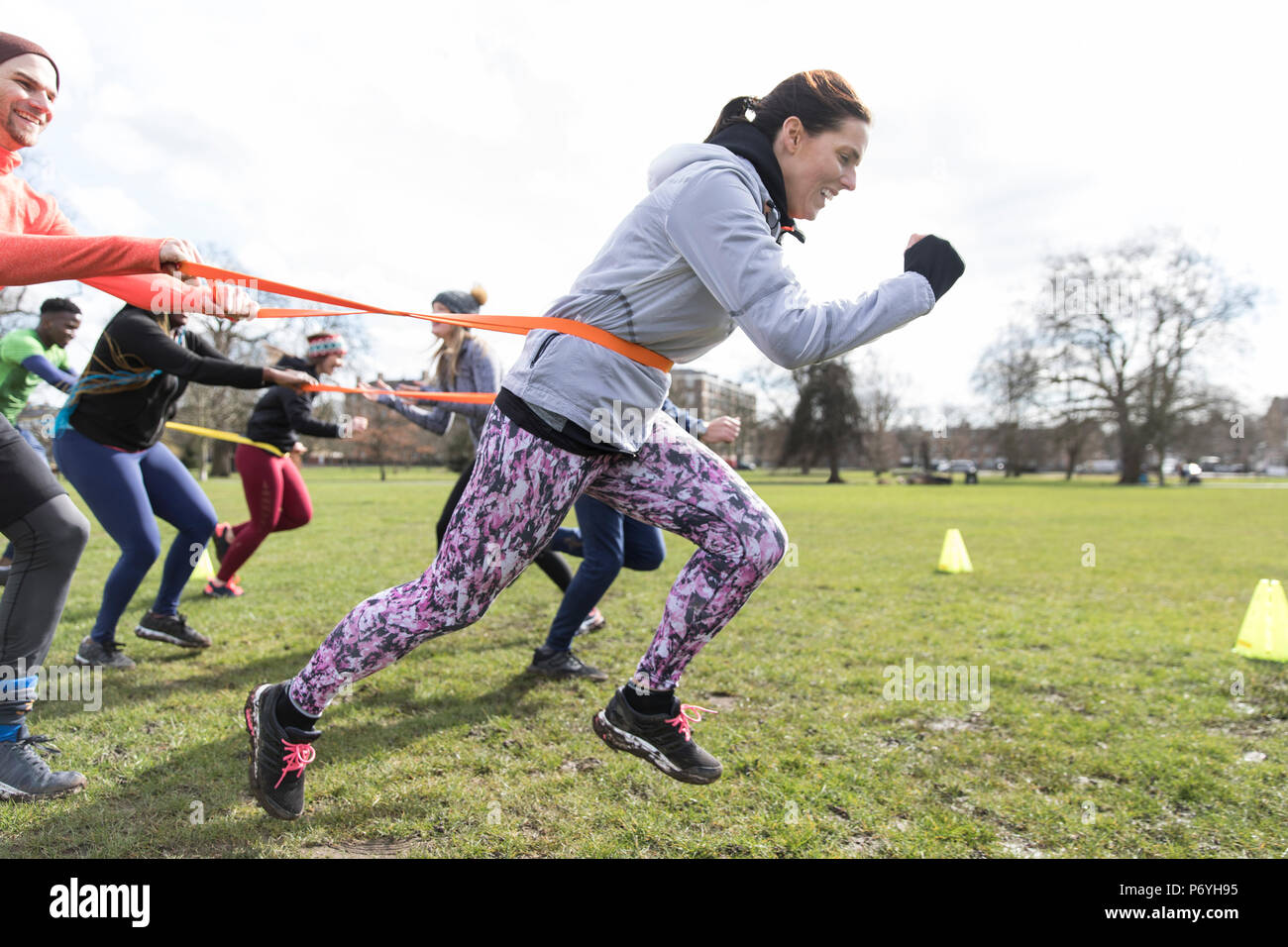 Sangle de team building dans le parc d'exercice Banque D'Images