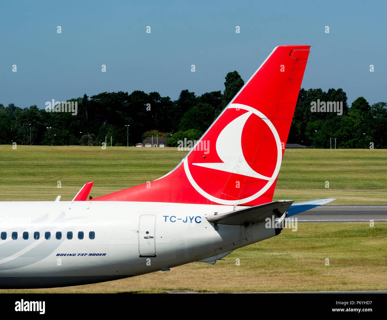 Turkish Airlines Boeing 737-900ER queue à l'aéroport de Birmingham, UK (TC-JYC) Banque D'Images