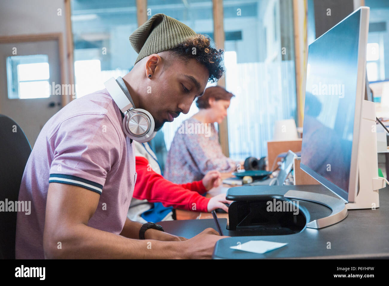 L'accent creative businessman working at computer in office Banque D'Images