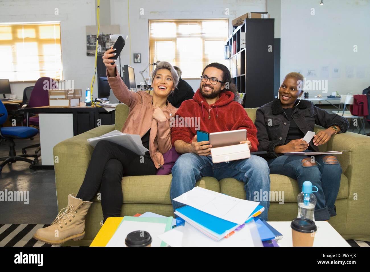 Heureux les gens d'affaires créatives prenant en selfies casual open plan office Banque D'Images