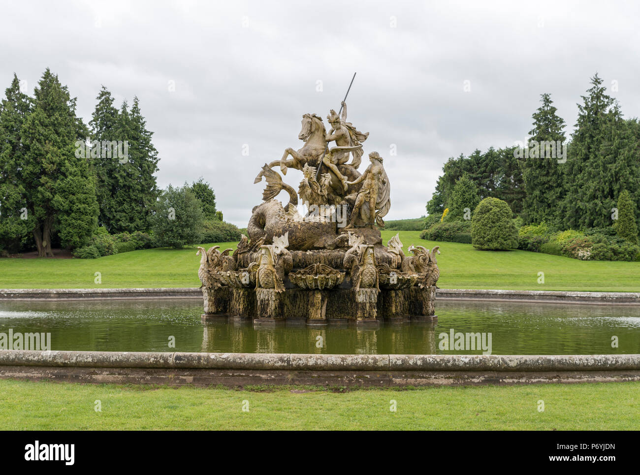 Persée et Andromède, fontaine, Cour Witley Worcestershire, Angleterre. Banque D'Images