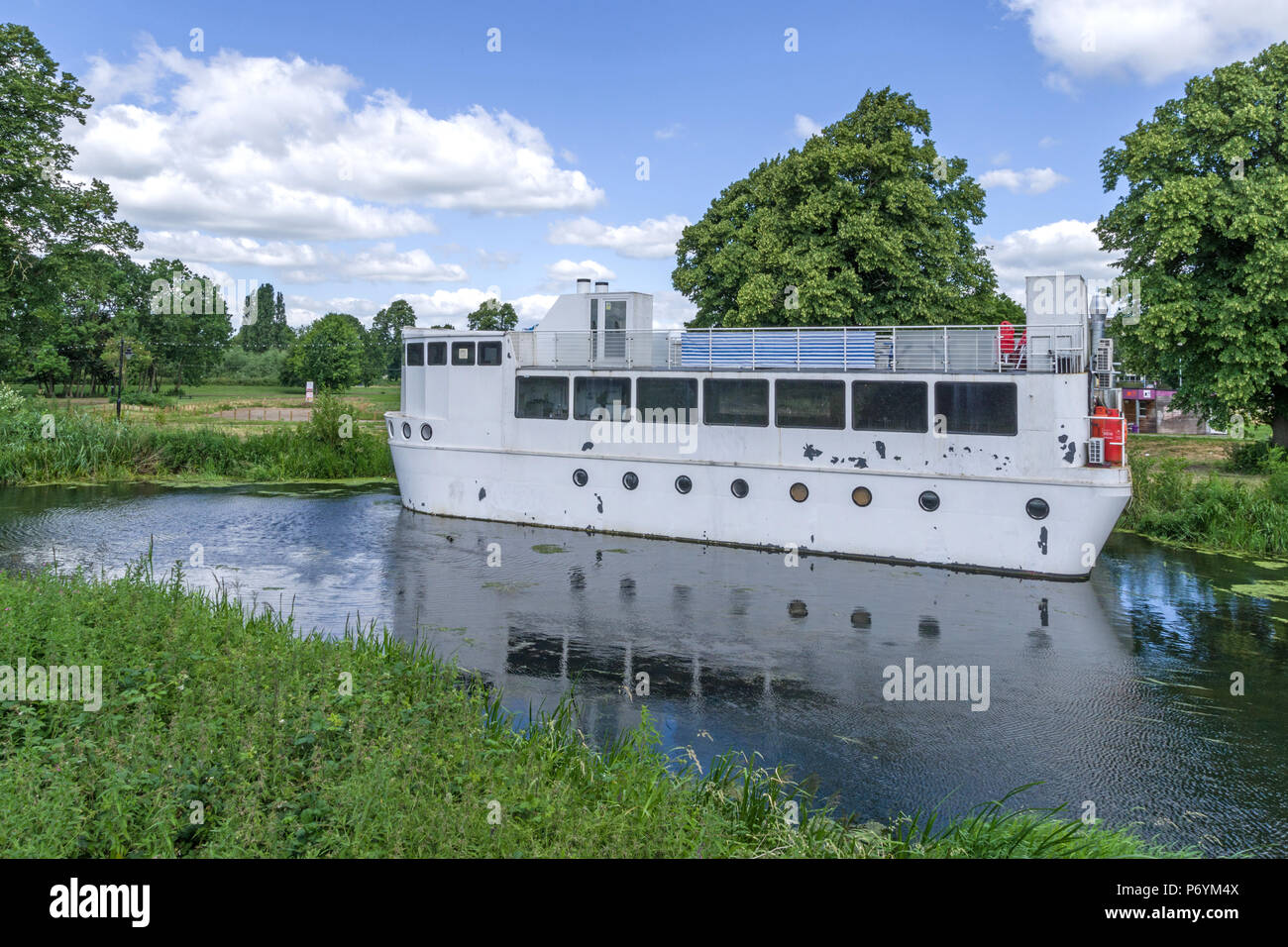 L'Arche, amarré sur la rivière Nene au milieu de Pré, dit d'être le premier et le seul bar/restaurant flottant à Northampton, Royaume-Uni Banque D'Images