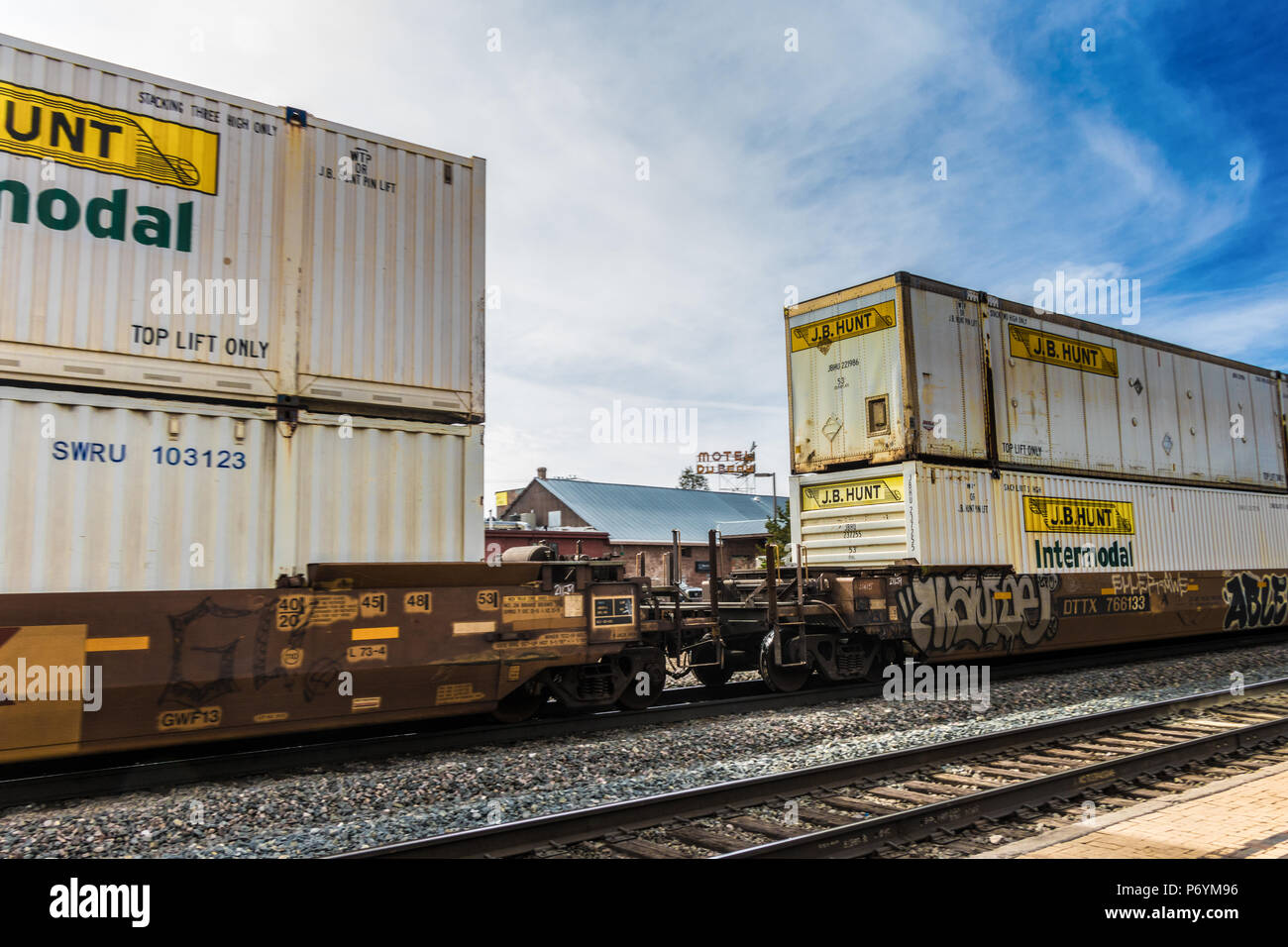 Train de conteneurs en direction de BNSF roulant à travers Flagstaff, AZ Banque D'Images