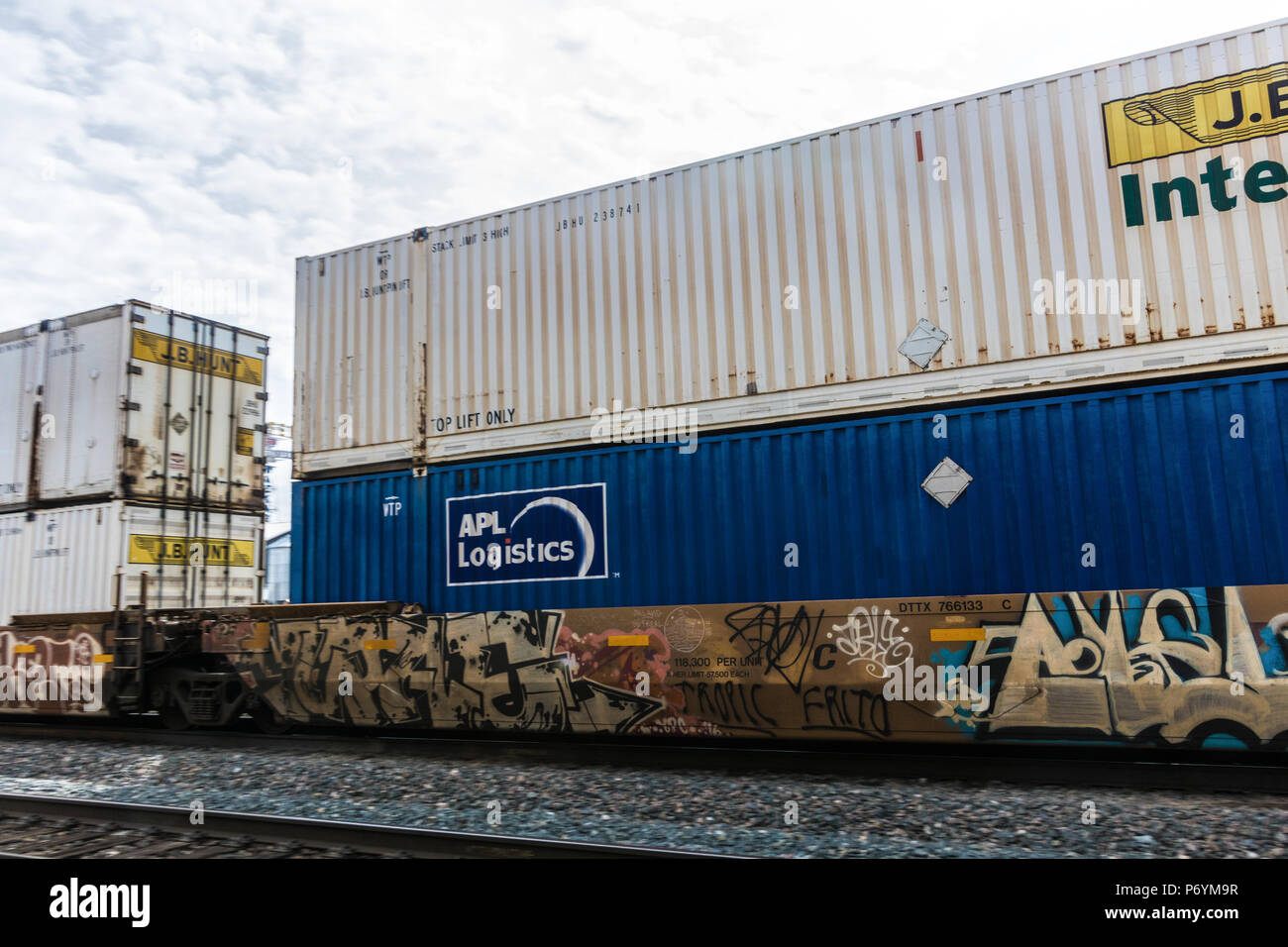 Train de conteneurs en direction de BNSF roulant à travers Flagstaff, AZ Banque D'Images