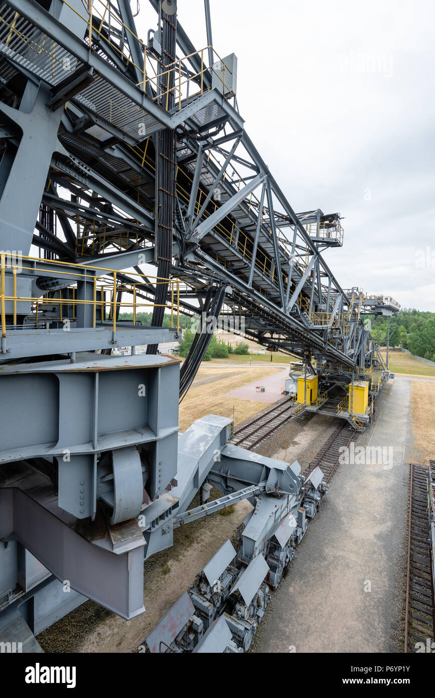 F60 est la désignation de série de cinq ponts utilisés en transport des morts-terrains lignite (lignite) les mines à ciel ouvert dans les terrains houillers de Lusace en Allemagne. Banque D'Images