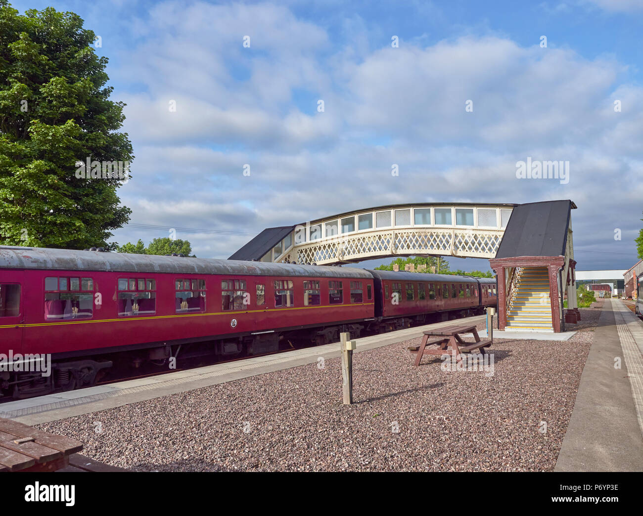 Chariots ferroviaires et la passerelle couverte en bois à la Caledonian Compagnies de chemin de fer gare Pont Dun à Angus, Scotland. Banque D'Images