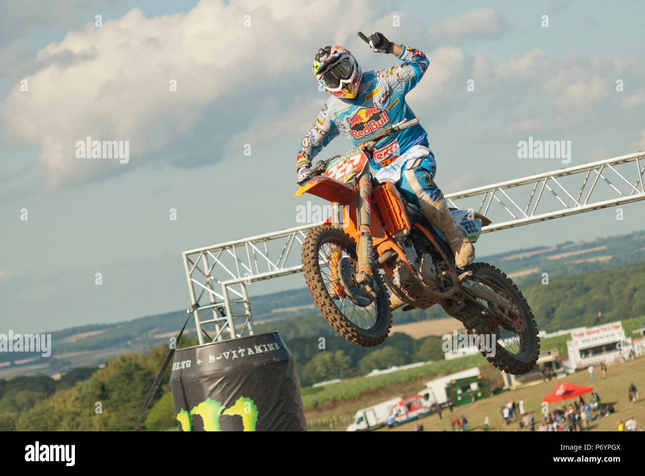 Tony Cairoli, Italien neuf fois champion du monde de motocross dans les airs sur sa moto après avoir remporté un événement Banque D'Images