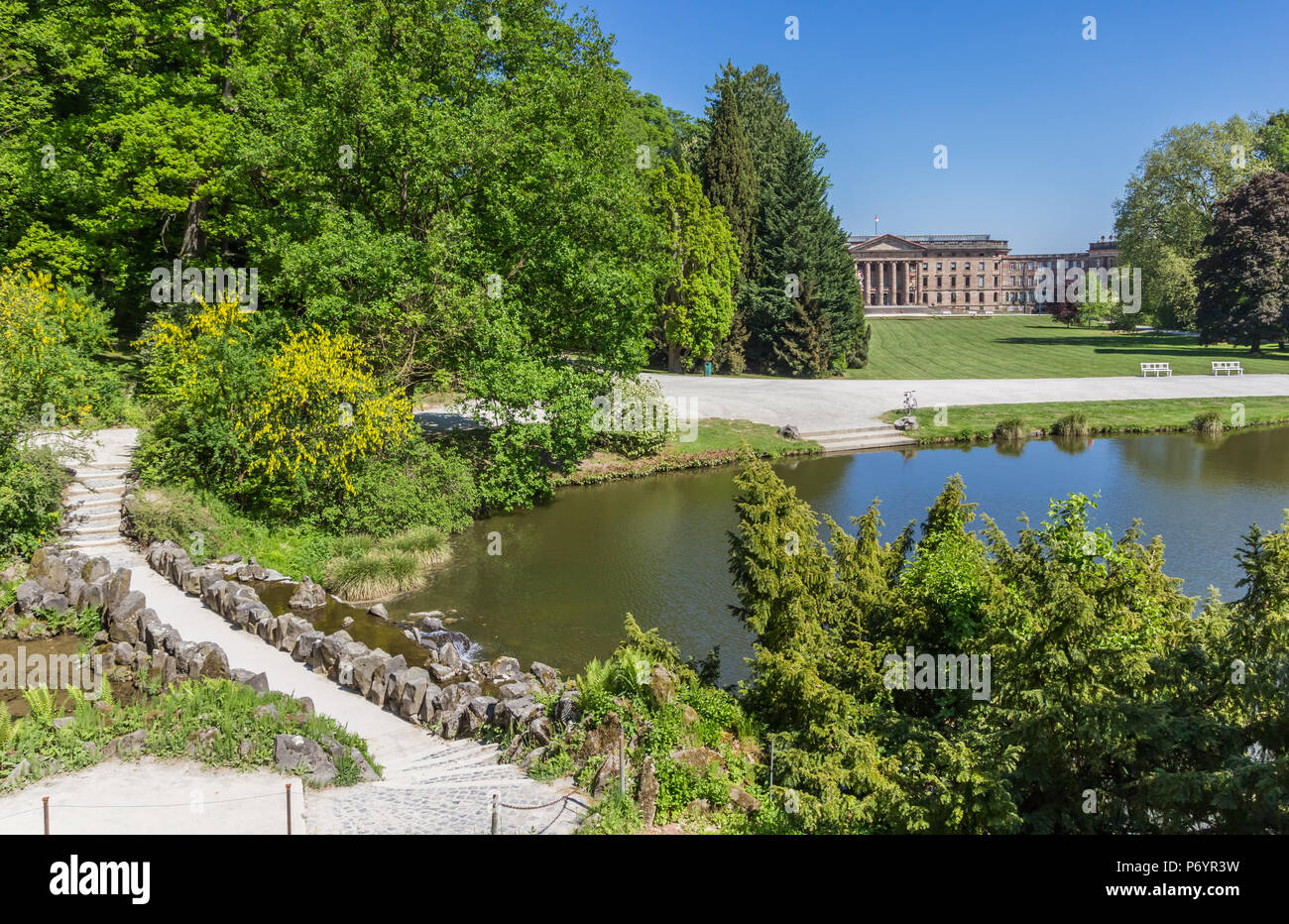 Pont de l'étang et le parc Bergpark de Kassel, Allemagne Banque D'Images