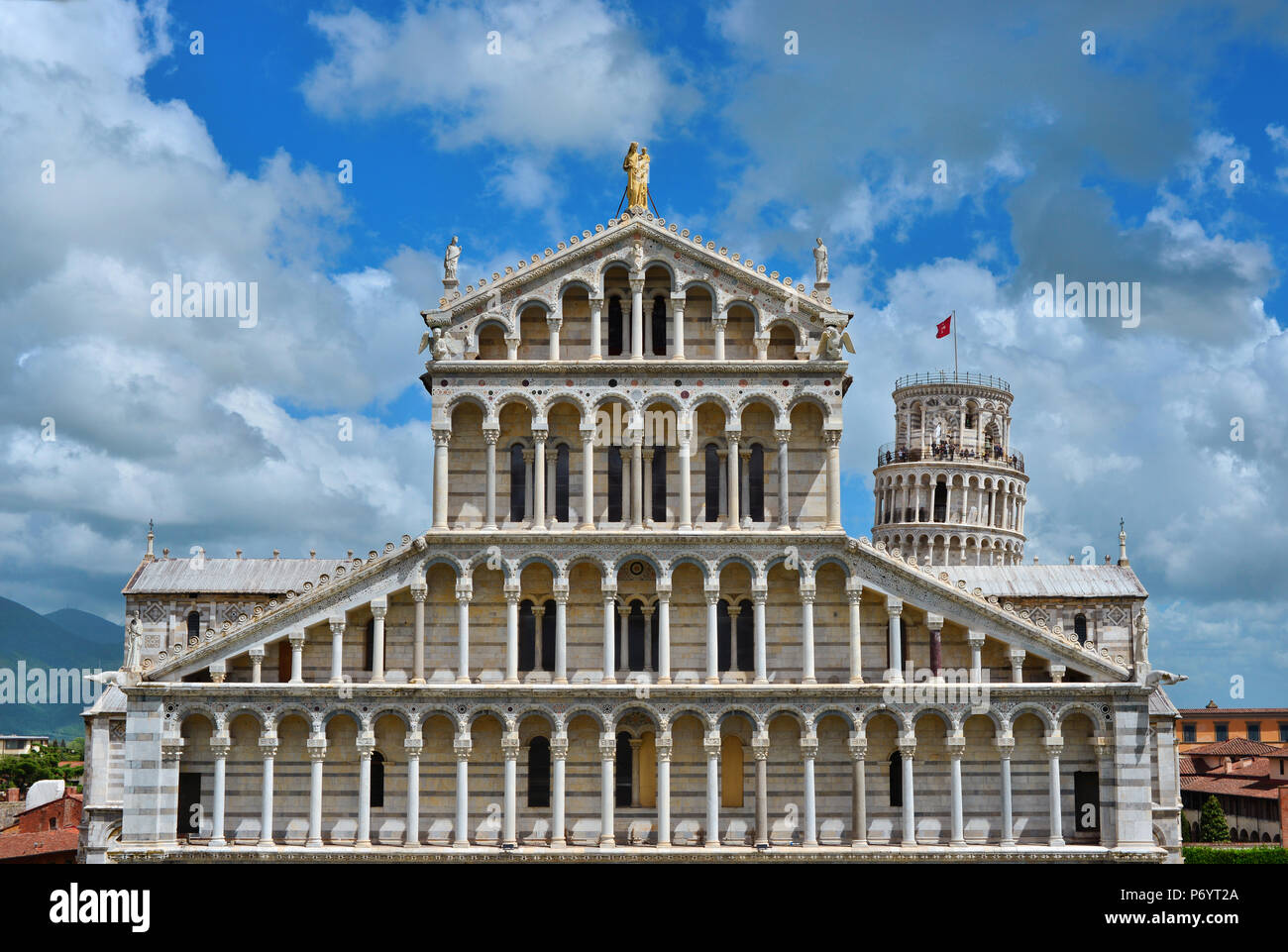 Place des Miracles : la cathédrale de Pise et de la célèbre Tour Penchée parmi de beaux nuages Banque D'Images