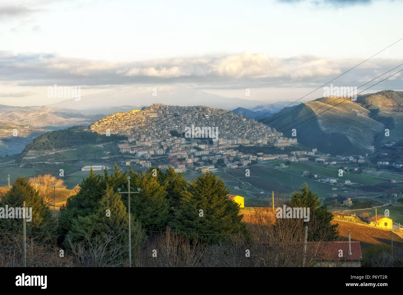 Une vue de la ville sicilienne de Gangi. Sicile, Italie. Gagnant du titre de "meilleur village en Italie 2014". Banque D'Images