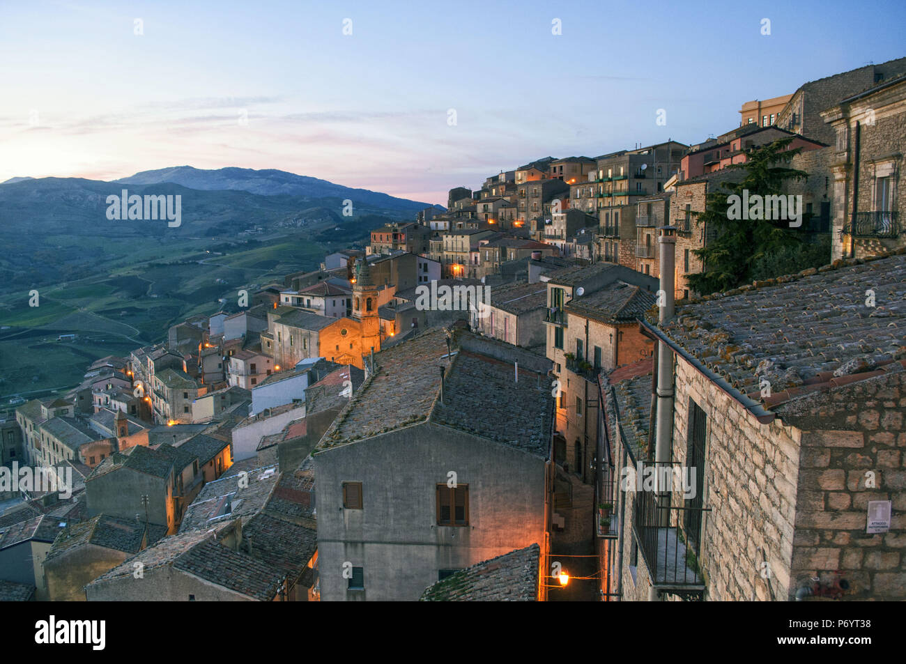 Vue du haut de la montagne du village sicilien Gangi. Sicile, Italie. Gagnant du titre de "meilleur village en Italie 2014". Banque D'Images