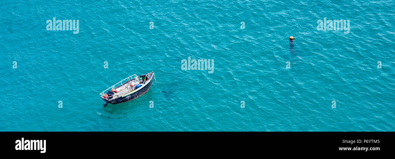 Petit bateau sur la mer, vue panoramique vue aérienne, à Guernesey Banque D'Images