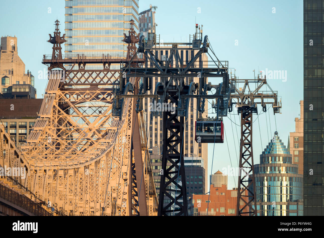 USA, la Côte Est, New York, Manhattan, Midtown, Roosevelt Island Tramway avec Queensboro Bridge Banque D'Images