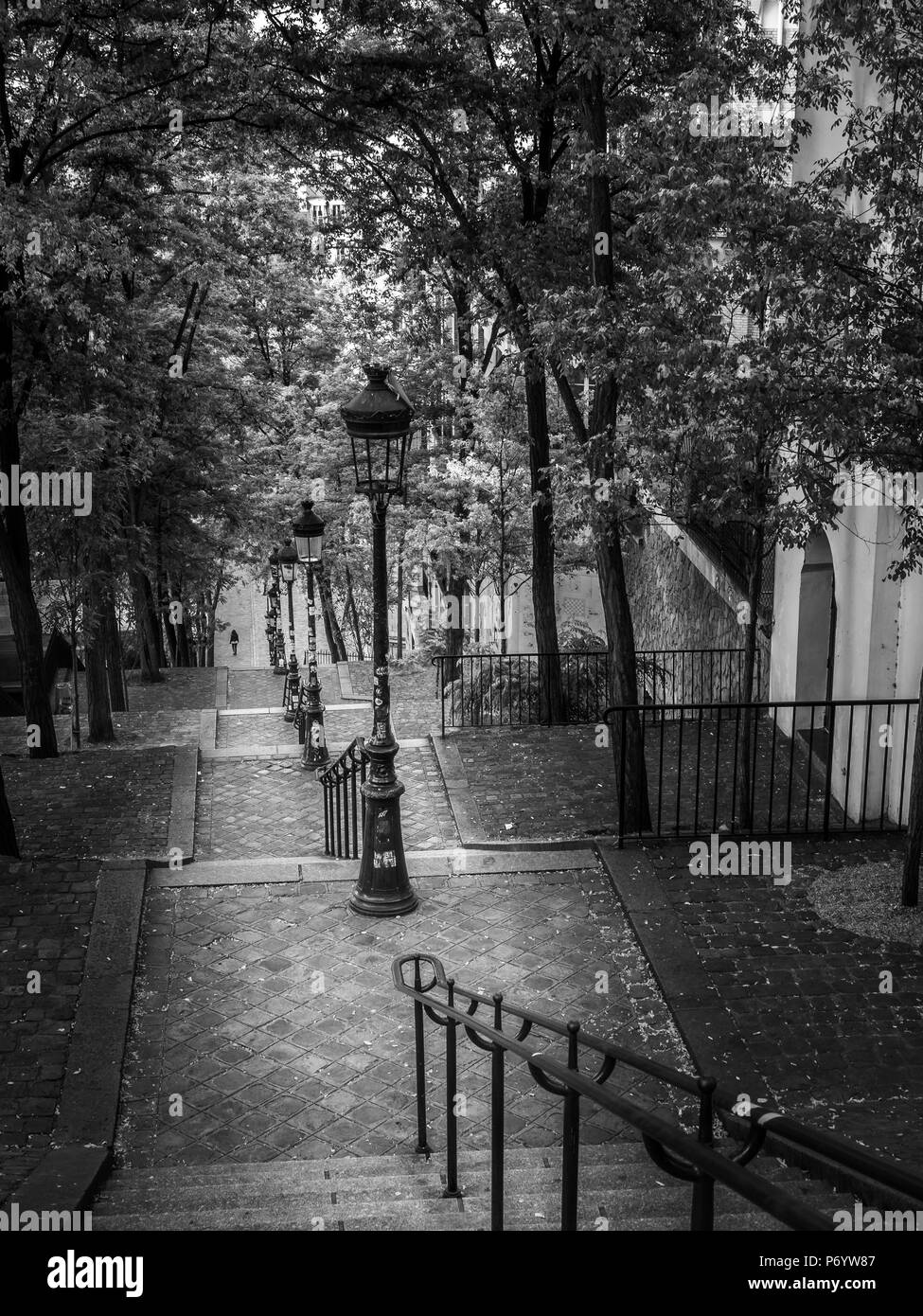 Un matin tôt walker au pied de la rue Foyatier escalier à Montmartre près de la Basilique du Sacré-Coeur Banque D'Images