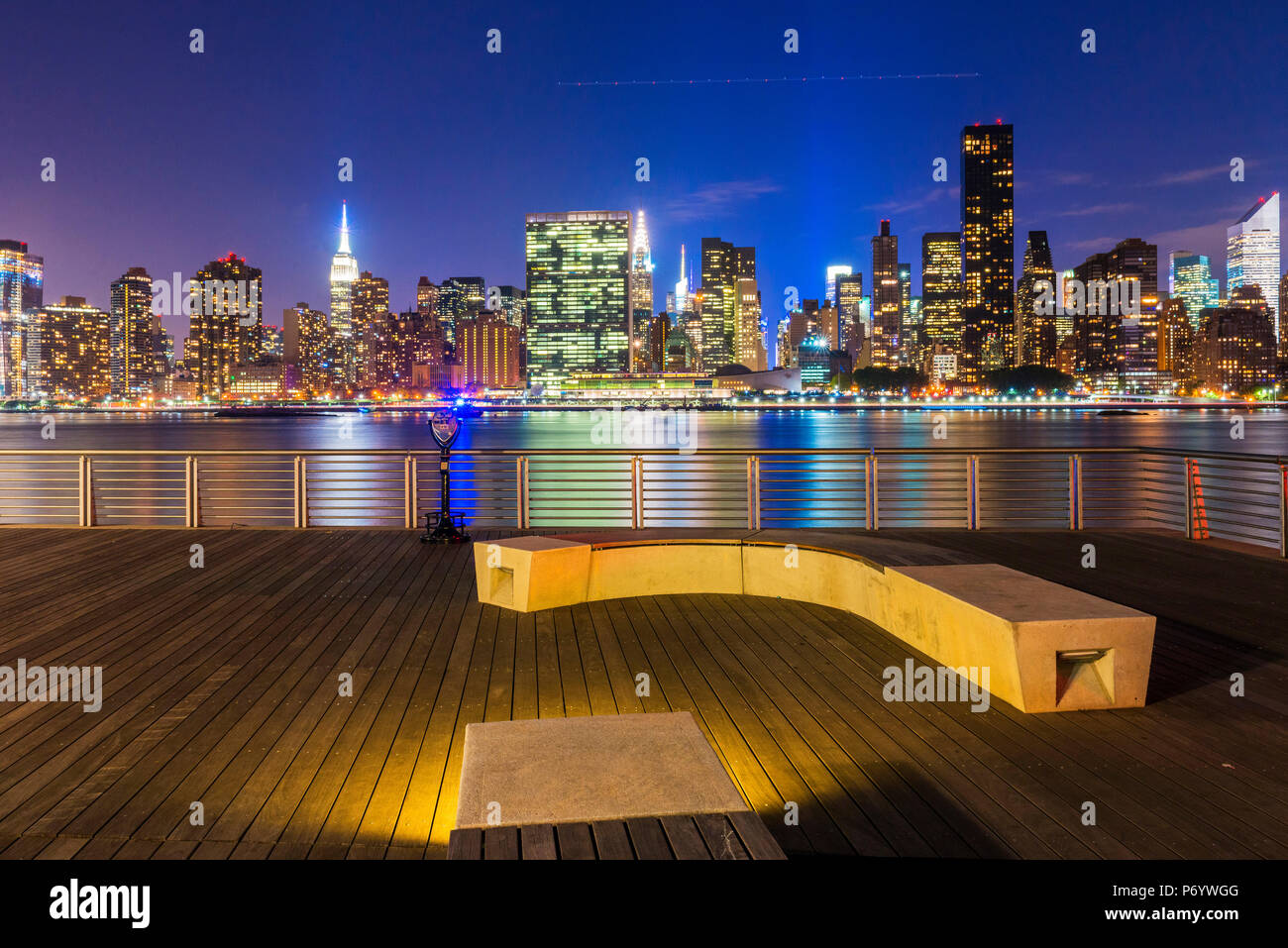 Manhattan skyline at Dusk Gantry Plaza, New York, USA Banque D'Images