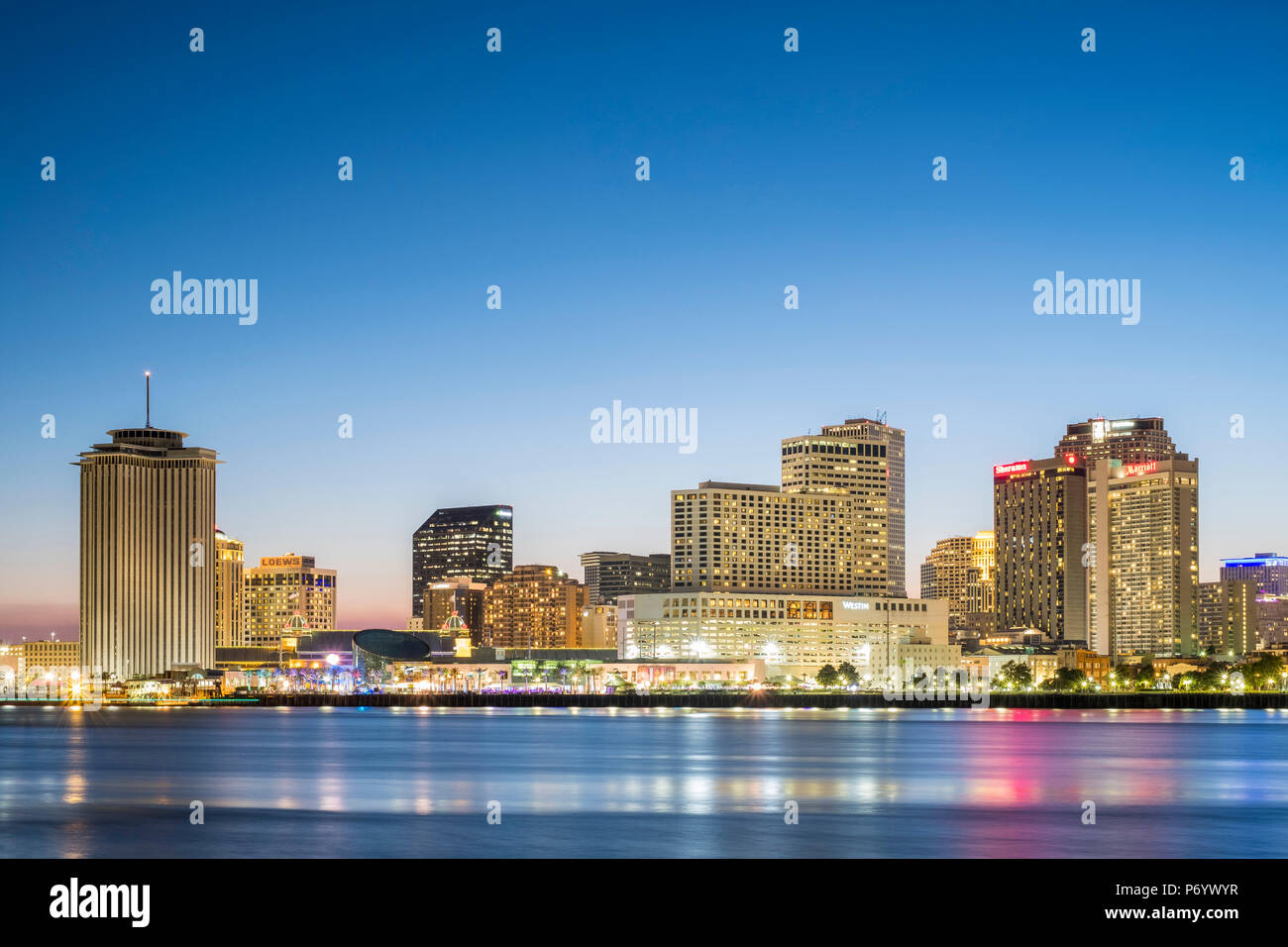 Etats-unis, Louisiane, Nouvelle Orléans. Vue sur le centre-ville de New Orleans skyline de tout le fleuve Mississippi au crépuscule. Banque D'Images