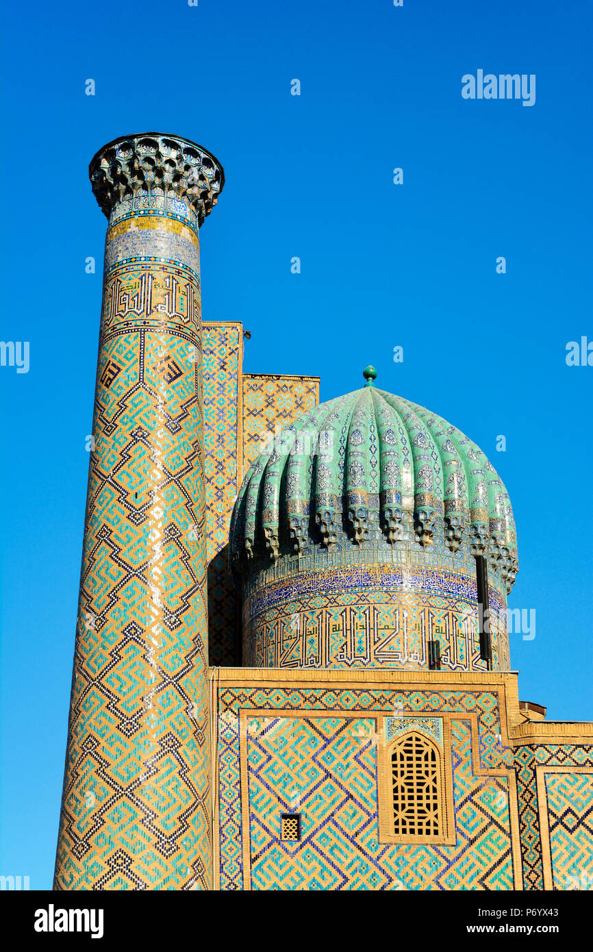 Sher-Dor Madrasah a la place du Registan. Site du patrimoine mondial de l'Unesco, à Samarkand. L'Ouzbékistan Banque D'Images