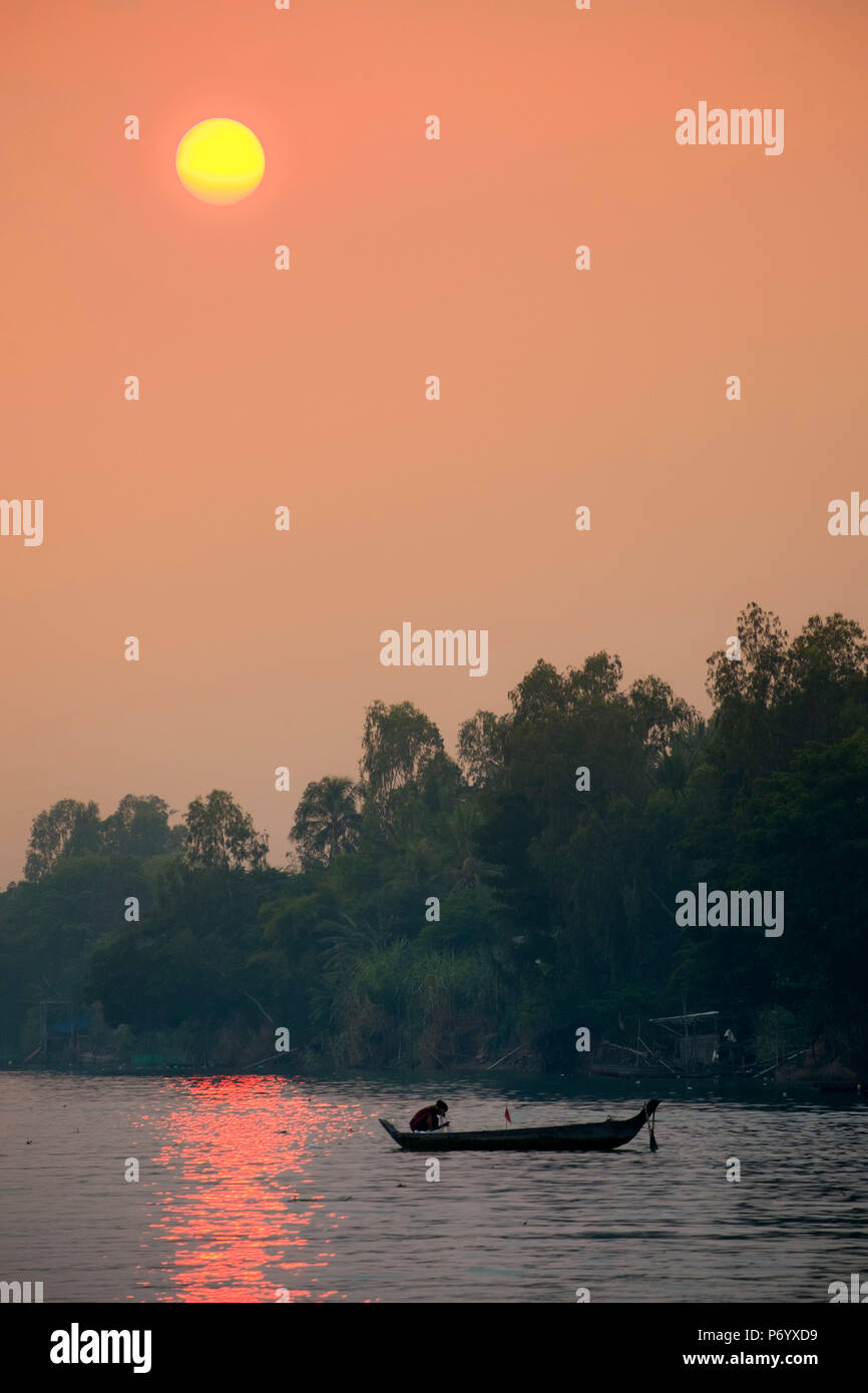 L'Asie, l'Asie du Sud Est, le Vietnam, le delta du Mékong, Mékong, bateau de pêche et forêts sous un coucher de soleil rouge Banque D'Images