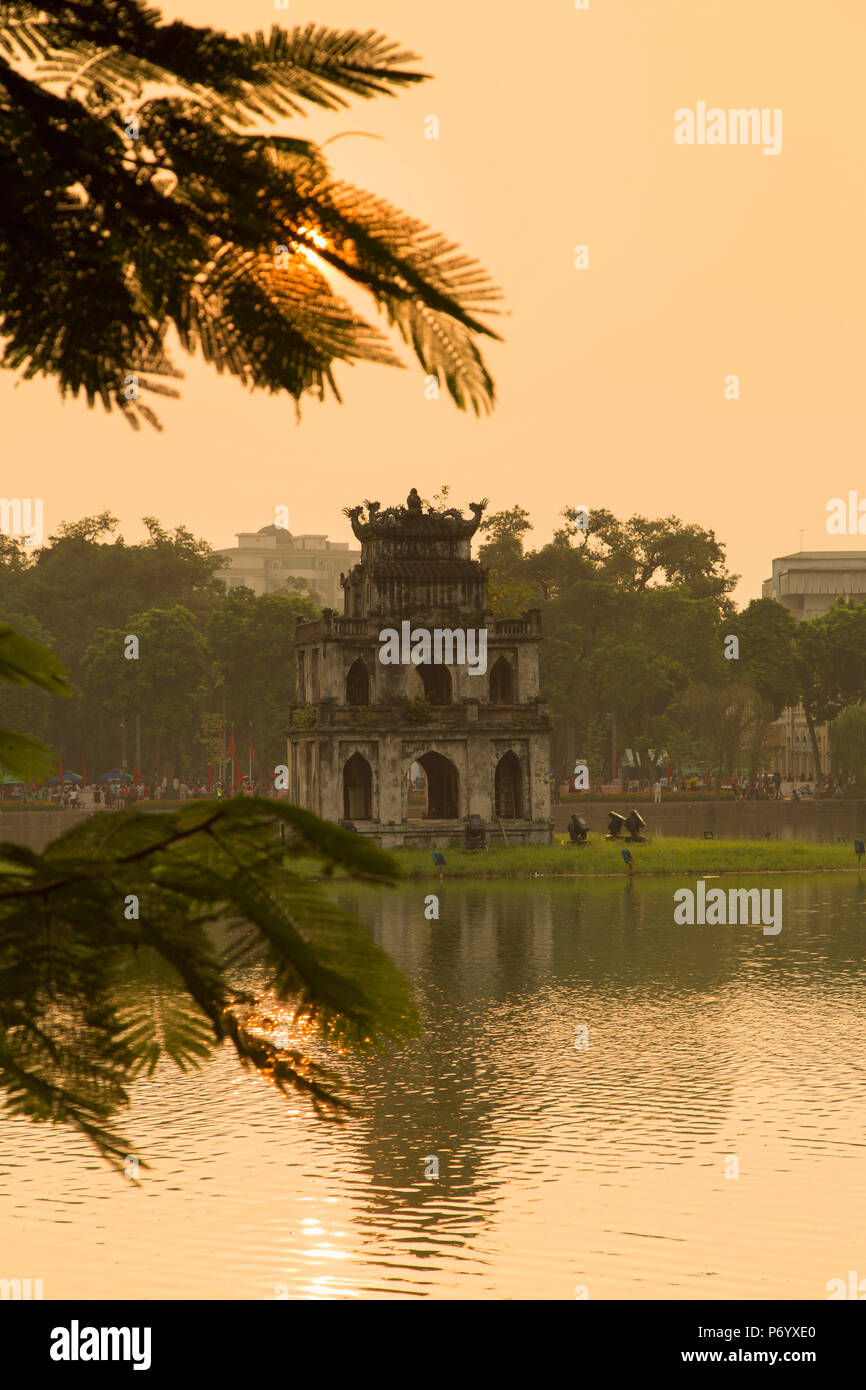 La tour de la tortue (Thap Rua) sur le lac Hoan Kiem Lake à l'aube, Hanoï, Vietnam Banque D'Images